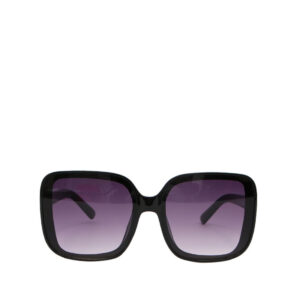 Glam-inspired sunglasses for a statement summer look.