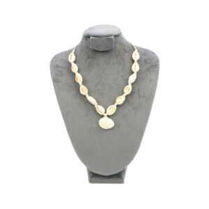 Sea shell adjustable bracelet with casual everyday design.