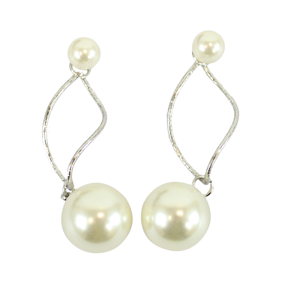 Dangle earrings with big and small white pearls