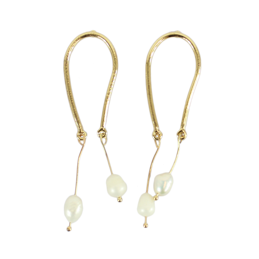 Dangle earrings with pearls