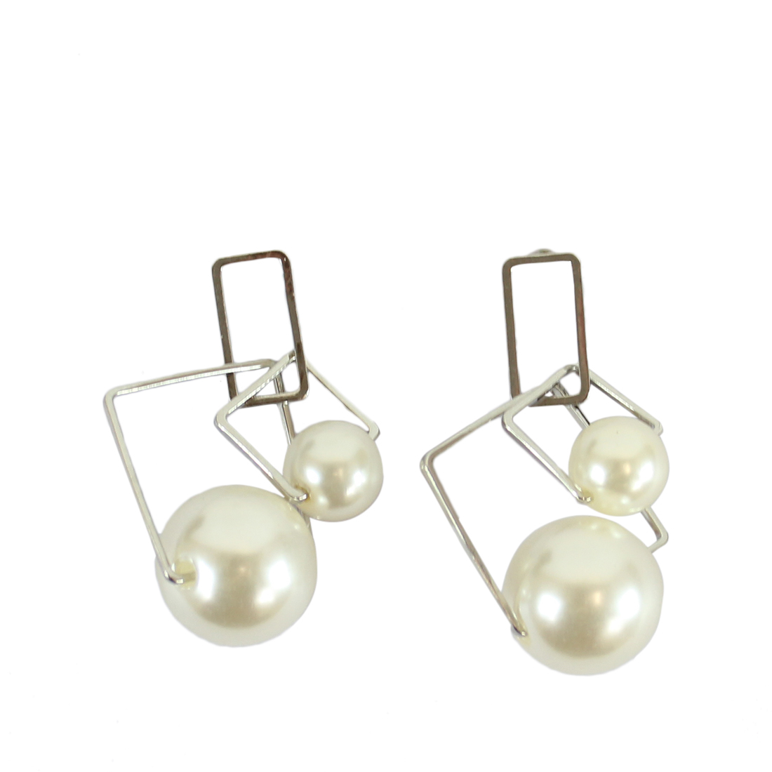 Dangle earrings with pearls
