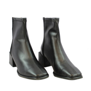 Ankle boots with square toe and block heel