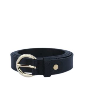 Slim casual belt with a chic, oval buckle.