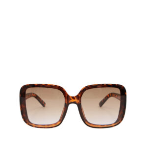 Glam-inspired sunglasses for a statement summer look.