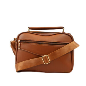Crossbody bag with structured compact design, front zip pocket and adjustable strap for everyday use.