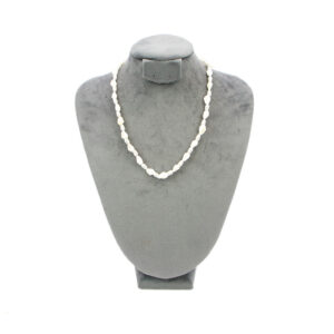 Adjustable sea design necklace with shell and bead details.