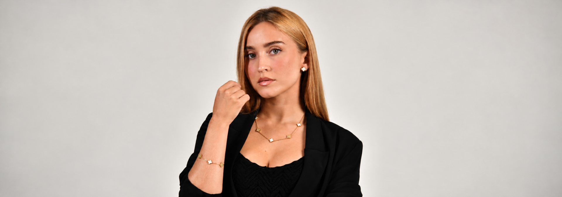 elegant-quatrefoil-jewellery-portrait