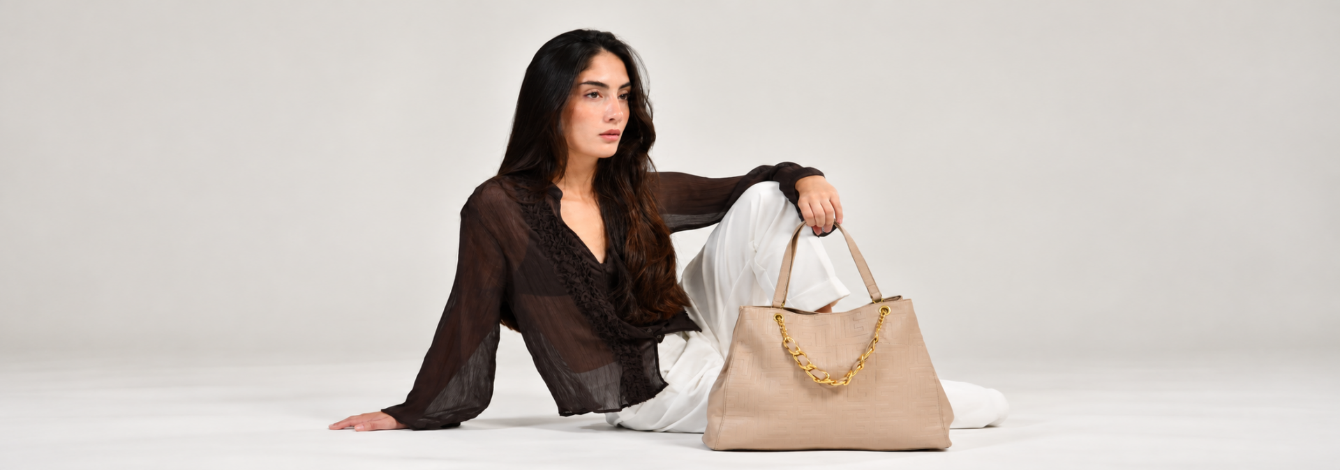 seated-elegance-with-chain-tote